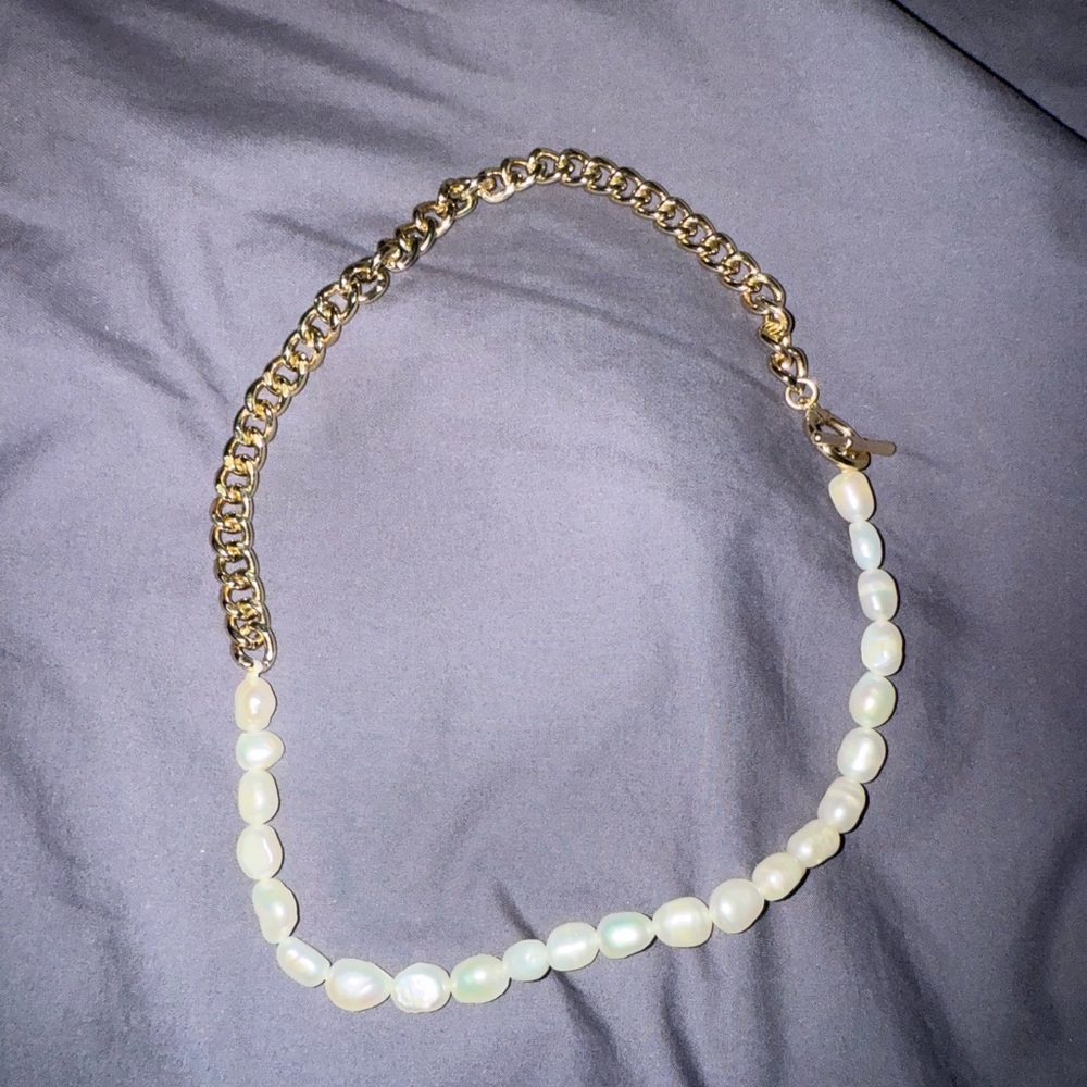 Elegant Gold and Pearl Necklace